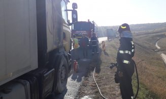 Un camion a luat foc în mers pe Vâlcele-Apahida. Reacția salvatoare a șoferului