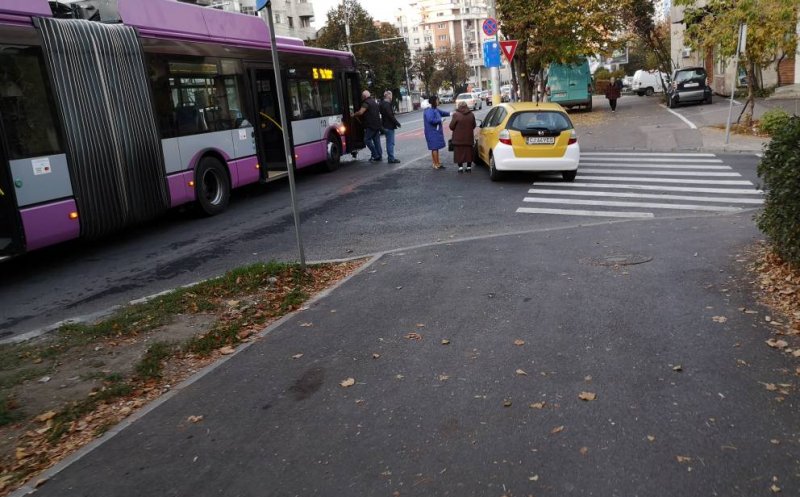Banda de BUS, blocată pe Titulescu. S-au ciocnit un troleibuz și un autoturism