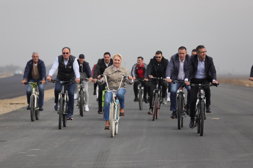 Dăncilă, pe centură cu bicicleta! Rareş Bogdan: "Trăzniţi în NATO, clarrrrr.....!"