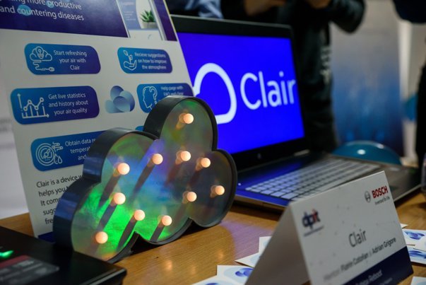 Invenţia unor liceeni din Cluj. Senzorul care îşi schimbă culoarea în funcţie de calitatea aerului