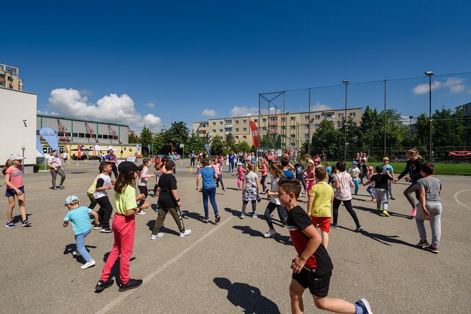Ziua de Cluj | Fotbal, baschet, leapșa sau şotron! La Cluj, sportul s-a  întors acolo unde a început: #încurteașcolii!