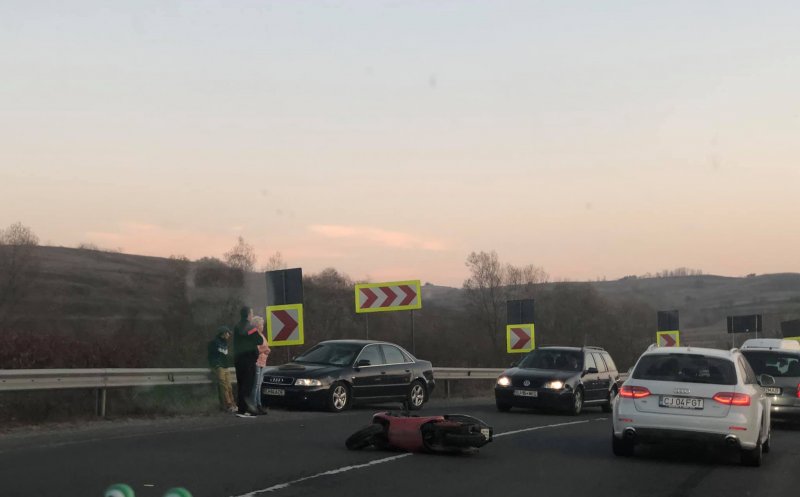 Pericol pe șosele! Mort de beat și fără permis, călare pe motocicletă. A făcut o mașină zob