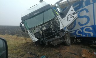 Accident pe Cluj - Turda. A adormit la volan și a izbit cu TIR-ul parapeții de beton