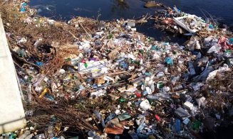 Captură de 50 metri cubi de gunoaie pe Someș, la intrare în Florești. ÎNTR-O ZI!