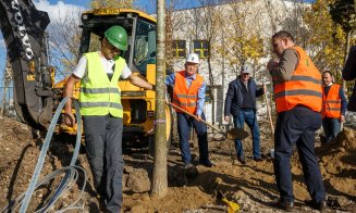 Copaci pentru Parcul Între Lacuri, care va deservi 9.000 de clujeni. Primarul Boc a pus mâna pe lopată