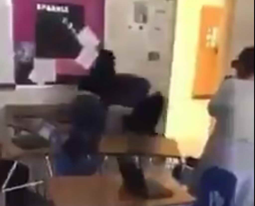Bătaie ca-n filme între o profesoară şi un elev de liceu. Și-au împărţit pumni şi picioare