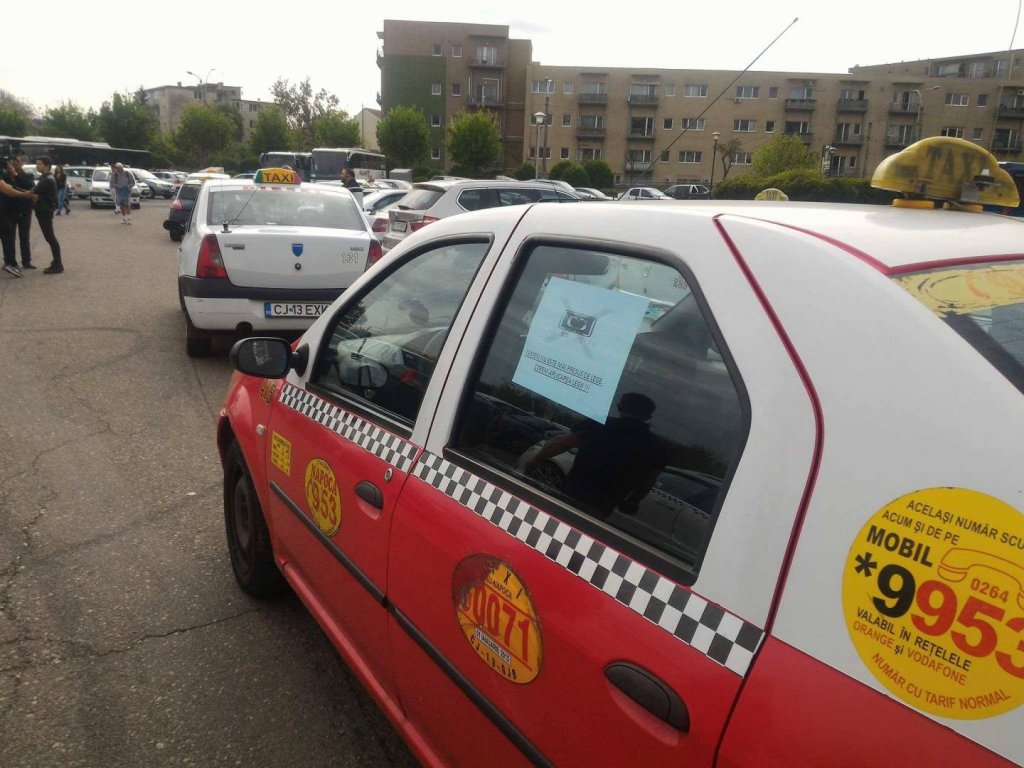 Protest cu peste 100 de taximetriști la Primăria Cluj. Cer majorarea tarifelor și acces pe banda de bus: "Și noi tot transport public suntem"