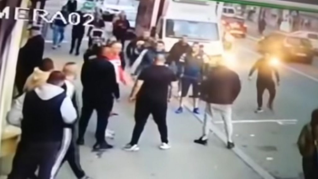 Scandal cu macete şi sprayuri lacrimogene, în "Groapă", la Cluj-Napoca. Au intervenit mascaţii