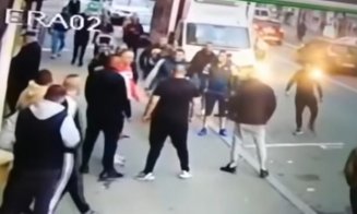Scandal cu macete şi sprayuri lacrimogene, în "Groapă", la Cluj-Napoca. Au intervenit mascaţii