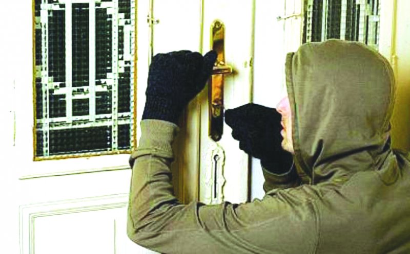 Hoți fără frică de Dumnezeu! Au spart o biserică pentru un pumn de bani