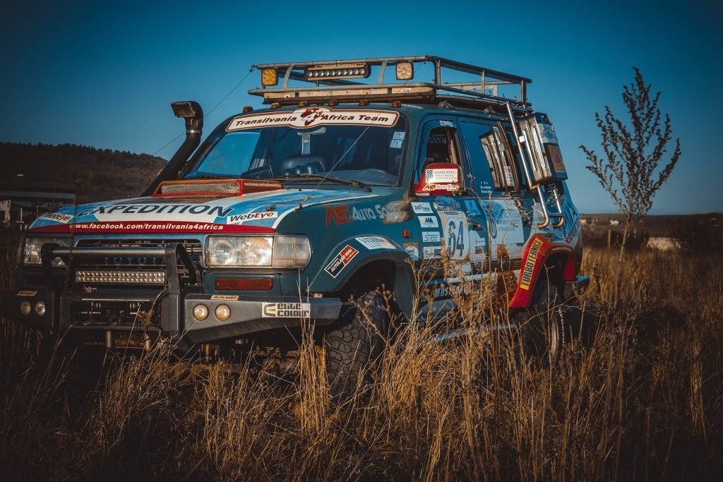 Doi clujeni fac o cursă caritabilă de 9.000 km. Mii de ghiozdane din Transilvania vor ajunge în Africa