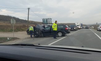 Accident pe centura Apahida: Două persoane la spital, o mașină zob, una-n șanț