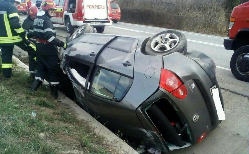 Accident pe centura Apahida: Două persoane la spital, o mașină zob, una-n șanț