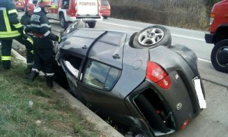 Accident pe centura Apahida: Două persoane la spital, o mașină zob, una-n șanț