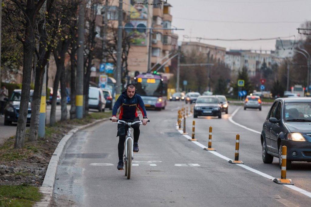 Cicliștii, revoltați pentru accesul taxi-urilor pe banda de bus: "O mare eroare ce va descuraja utilizarea bicicletei și va mari riscul de accidente"