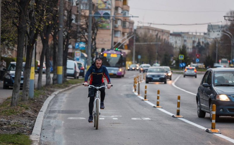 Cicliștii, revoltați pentru accesul taxi-urilor pe banda de bus: "O mare eroare ce va descuraja utilizarea bicicletei și va mari riscul de accidente"