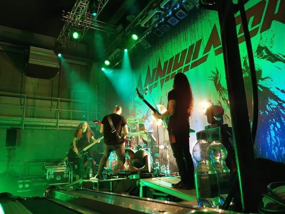 Concertul Annihilator de la Cluj, anulat cu SCANDAL! Rockerii, acuzați că ar fi fumat interzise și distrus bunuri la stadion