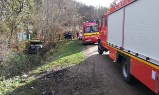 Accident Cluj: A ajuns la spital după ce a plonjat cu mașina într-o râpă de 3 metri