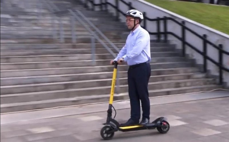 Clujul a fost împânzit de trotinete electrice, dar Boc spune răspicat: "Nu încurajez acest tip de transport”