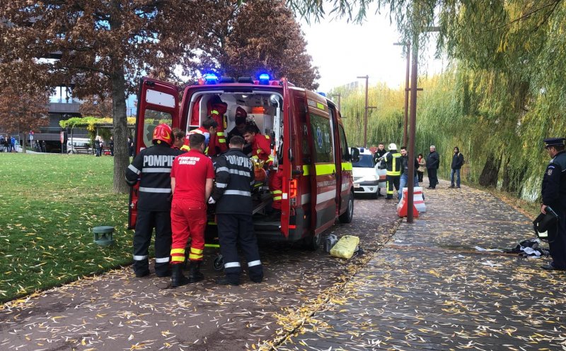 La un pas de tragedie. Femeie plutind pe lacul de lângă mall, salvată în ultimul moment