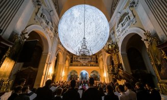 După luna din biserică, a apărut pământul din birou. Iar "Mi-e dor de tine" din Londra are răspuns "Și mie" la Cluj