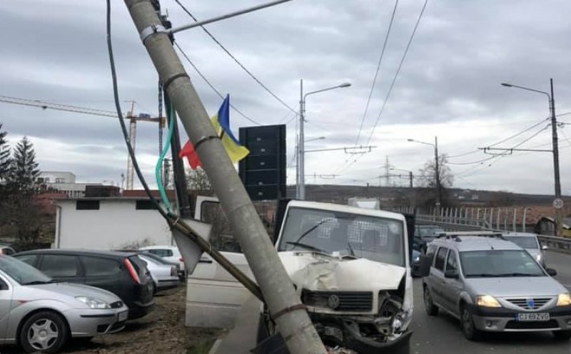 Accident pe Fabricii. Una dintre mașini a smuls un stâlp