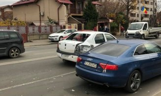Accident pe Fabricii. Una dintre mașini a smuls un stâlp