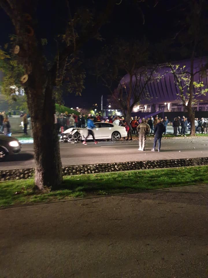 "Spectacol" la Polivalentă: Trei mașini, făcute praf pe Aleea Stadionului. Una, aruncată în șanț