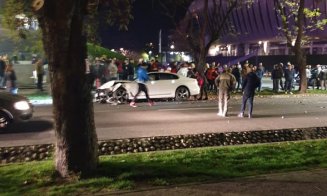 "Spectacol" la Polivalentă: Trei mașini, făcute praf pe Aleea Stadionului. Una, aruncată în șanț