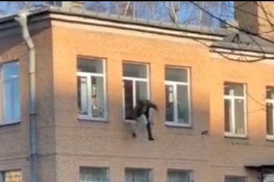 Un deţinut a evadat pe geam cu tot cu caloriferul de care era legat. Momentul a fost filmat de un trecător