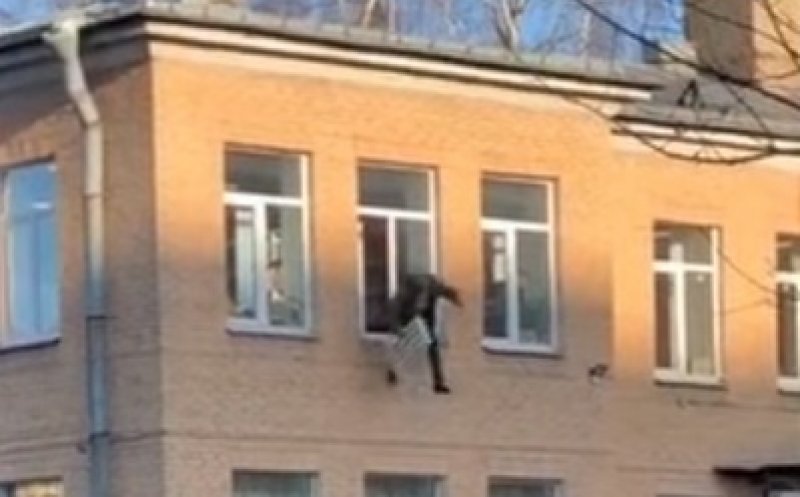 Un deţinut a evadat pe geam cu tot cu caloriferul de care era legat. Momentul a fost filmat de un trecător
