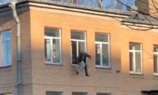 Un deţinut a evadat pe geam cu tot cu caloriferul de care era legat. Momentul a fost filmat de un trecător
