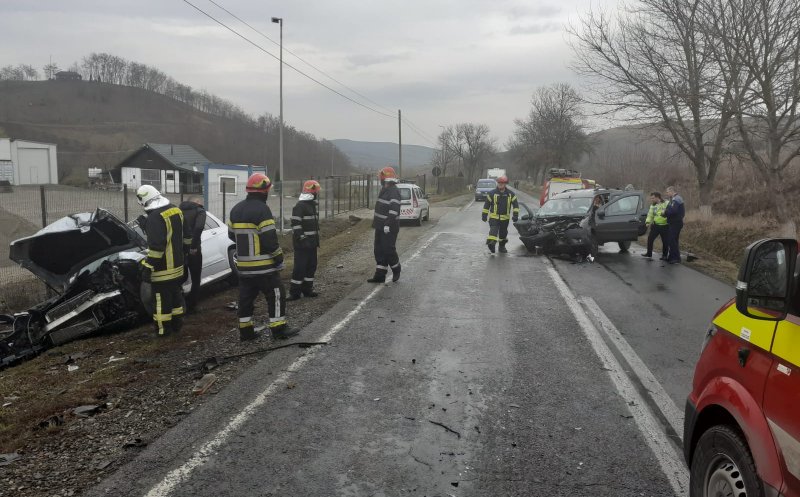 Accident urât în Apahida: Două mașini făcute praf, o persoană încarcerată