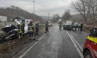 Accident urât în Apahida: Două mașini făcute praf, o persoană încarcerată
