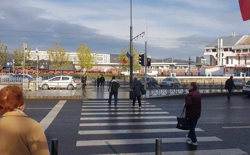 Atenţie, semafor în cea mai haotică zonă de la Gara Cluj. Oamenii nu sunt obişnuişi şi încă trec pe roşu