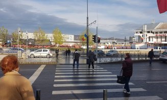 Atenţie, semafor în cea mai haotică zonă de la Gara Cluj. Oamenii nu sunt obişnuişi şi încă trec pe roşu