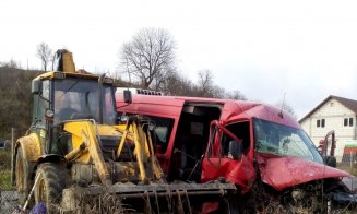 Patru răniți după un impact între un excavator și un microbuz. Unul dintre șoferi, cu permis necorespunzător