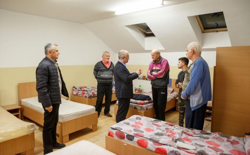Primăria Cluj deţine 160 de locuri în centrele sociale şi de urgenţă. Boc, în vizită în prag de iarnă