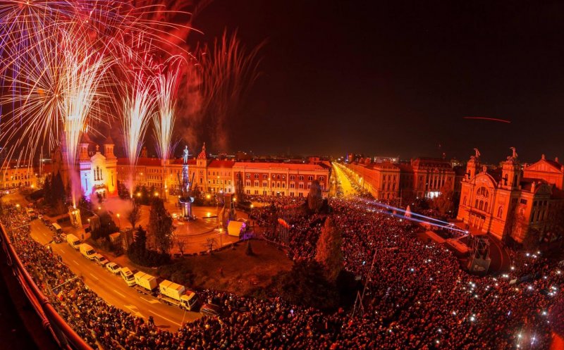 Ziua Națională la Cluj: paradă militară, muzică populară, Cargo, Voltaj şi artificii