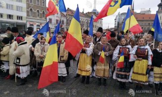 Marș la 100 de ani de administrație românească la Cluj, cu oameni în costume populare