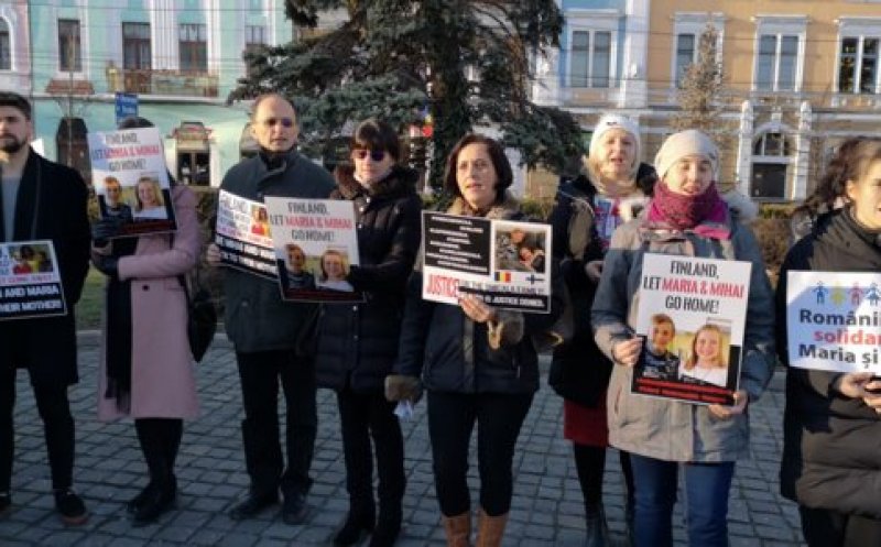 Miting de solidaritate la Cluj cu familia Smicală: „Mobilizare pentru Maria şi Mihai, copii ţinuţi cu forţa în orfelinate în Finlanda”
