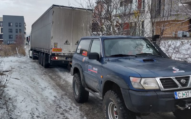 Camion blocat pe un drum înzăpezit din Zorilor. Au intervenit voluntarii CERT Transilvania