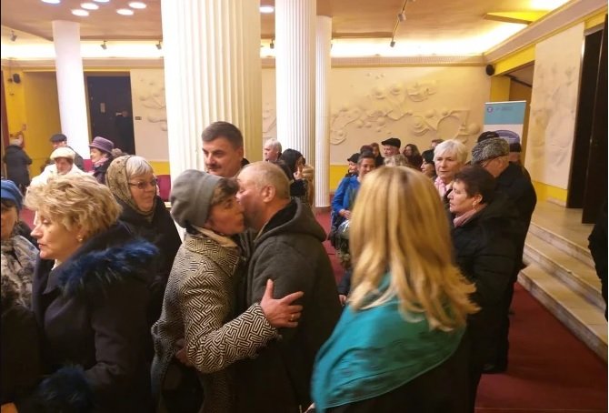 Sute de persoane, alături de familia Luizei Melencu, la Cluj-Napoca
