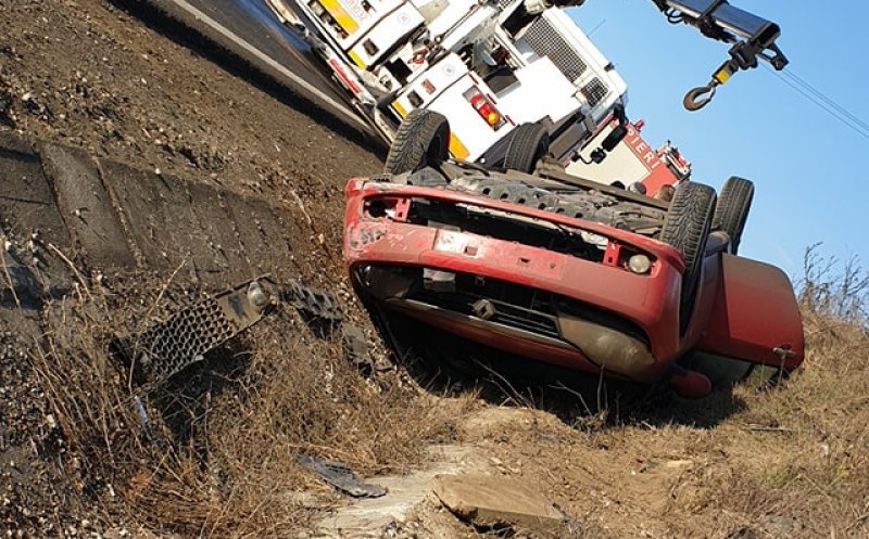 Accident pe Cluj - Turda. O mașină s-a dat peste cap