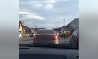 Accident între o mașină și un camion în Florești. Patru persoane rănite