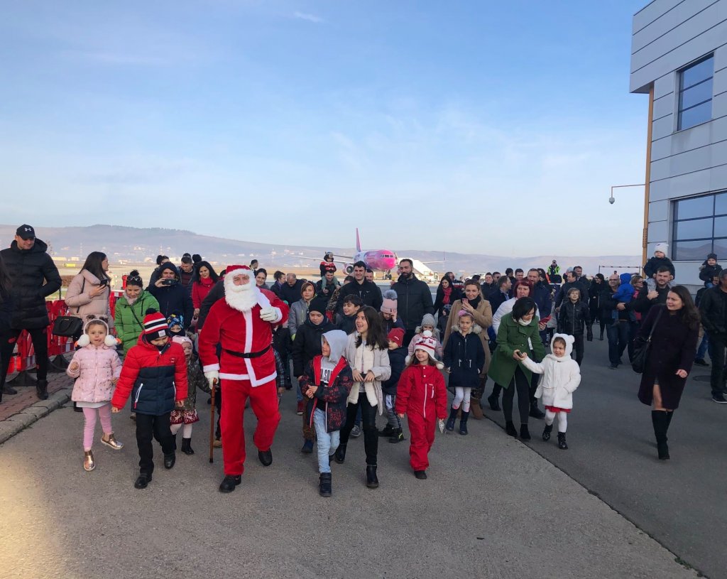 Moș Crăciun a aterizat la Cluj. Nu cu sania cu reni, ci cu avionul