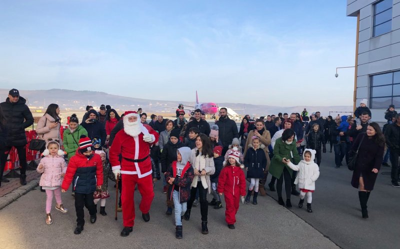 Moș Crăciun a aterizat la Cluj. Nu cu sania cu reni, ci cu avionul