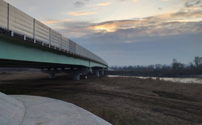 Lotul de autostradă terminat, care stă închis din cauza lucrărilor la un pod. "Este o bătaie de joc"
