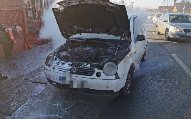 Exemplu de implicare civică, la Cluj! Mai mulţi şoferi au ajutat o femeie, a cărei maşini luase foc