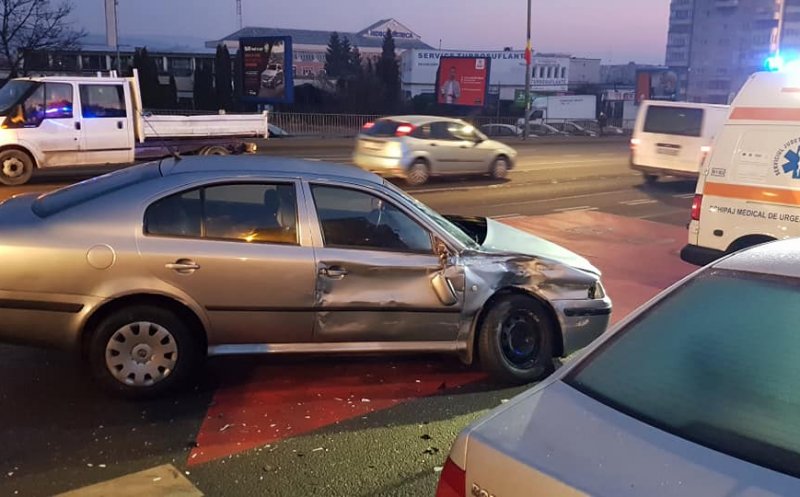 Accident cu autobuz pe Calea Florești. Un copil și un bărbat, transportați la spital
